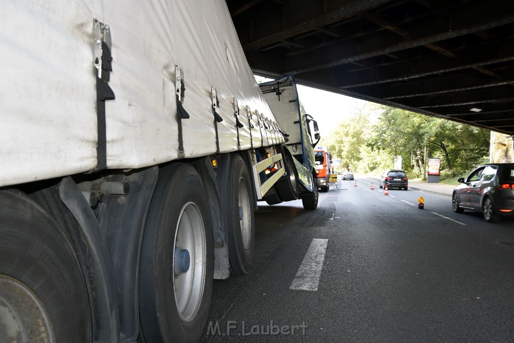 LKW blieb unter Bruecke haengen Koeln Ehrenfeld Innere Kanalstr Hornstr P094.JPG - Miklos Laubert